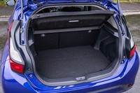 5人乗車時の荷室は、先代よりも奥行きが短くなったものの、開口部が広くなり天地方向のゆとりが増すなど、使い勝手は向上している。トノカバーは1万6500円のオプション。