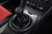 トランスミッションは6段MTと7段トルコン式ATの2種類。前者には変速時に自動でエンジンの回転数を合わせてくれるレブマッチング機能が搭載される。