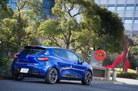 試乗車のボディーカラーは「ブルーアイロンメタリック」。そのほか、「ルージュドゥフランスメタリック」など、全5色が用意される。