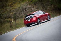 新型では、バッテリーのサイズは変えず、リチウムイオンを高密度化することで駆動用バッテリーの容量を拡大。最大航続距離は400km（JC08モード）を実現している。