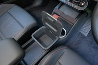 センターコンソールの一等地に備わる箱はキーを入れるのにぴったりで、「JCW」にふさわしい走りをしてもキーが飛んでいってしまうことはないだろう。ふたを閉めた姿は上の写真で確認を。