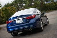 リアコンビランプは「スカイライン」伝統の丸目4灯タイプに変更された。