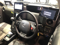 展示されていた「ジャパンタクシー」のダッシュボード。配車支援システム用をはじめとするディスプレイは3基に及ぶ。