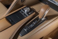 トランスミッションはトルコン式の10段AT。セレクターはメタルとレザーで上品に仕立てられる。