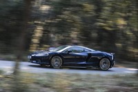 0-100km/h加速に要する時間は3.2秒。最高速は326km/hとなっている。100km/hからの制動では32mで停止可能。