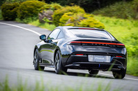 アンテナなどの突起物のないルーフラインやフラッシュアウターハンドル、前後バンパーの下部に備わるブルーのアクセントがエクステリアにおけるこだわりのディテールだ。