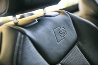 シートバックの上端には「Sライン」のロゴが入る。