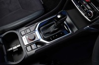 トランスミッションはチェーン式の「リニアトロニックCVT」。アクセル開度が大きくなるとステップAT風の変速制御に切り替わる。