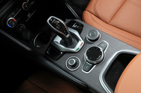 トランスミッションはZF製の8段AT。「Ti」にはシフトパドルは備わらず、手動変速はシフトセレクターで行うこととなる。