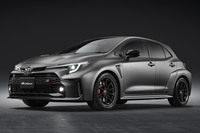 レーシングドライバーのモリゾウとしての顔も持つ豊田社長。写真はトヨタのマスタードライバーとして自ら試作車をドライブして鍛えたという「GRカローラ モリゾウエディション」。