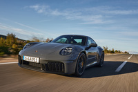 「T-ハイブリッド」を採用する最新型「911カレラGTS」。0-100km/h加速3.0秒、最高速度は312kmと公表され、ニュルブルクリンク北コースでのテストでは、先代モデルを8.7秒上回ったタイムを誇るという。