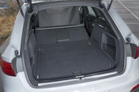 荷室の容量は最大で1510リッターにまで拡大できる。写真のように、荷室とキャビンを隔てる巻き取り式のシェードも備わる。