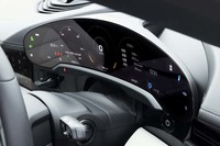 バイザーを持たない、16.8インチのフル液晶メーター。両端にはライトや足まわり、車高などを調節するためのタッチ式スイッチが配置される。