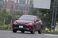 吸・遮音材や制震材のレイアウトを見直すことで、従来モデルよりも静粛性が大幅に向上。100km/h走行時のロードノイズが約4dB低下したという。