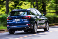 BMW自慢の最先端運転支援システム「ドライビングアシスト・プロフェッショナル」が標準装備されているのも「X5」のセリングポイント。その安全機能は13項目にも及ぶ。