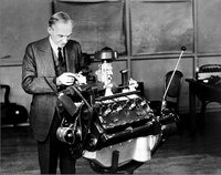 フォードは、1932年に他社に先駆けて大衆車にV8エンジンを搭載するなど、商品力の強化に腐心したが、GMを抜き返すことはできなかった。