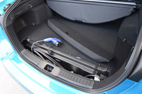 「プリウスPHV」の荷室後端には、充電ケーブルの収納スペースが確保される。