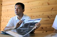 「レヴォーグ レイバック」の内装について説明する、横山啓一郎さん。