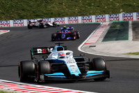 すっかり最後尾周辺がおなじみの順位となってしまったウィリアムズだが、マシンアップデートの効果がどうやら効き始めてきた様子。前戦ドイツGPでは、ロバート・クビサが10位に入りチームに初得点を献上。続くハンガリーGPでは、新人ジョージ・ラッセル（写真前）が予選で大健闘、あと0.053秒でQ2進出というところまで迫ることができ、レースでもその順位のままゴールした。2006年のハンガリーGPでデビューしたチームメイトのクビサは、20番グリッドから19位完走。（Photo=Williams）