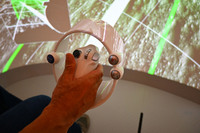 「ルナクルーザー」の操作デバイスは、このジョイスティック付きレバー。右手側が操舵、左手側が視点の変更を担う。