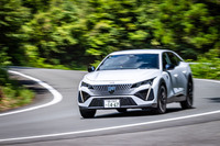 170mmの最低地上高を意識させない路面をなめるようにトレースするハンドリングは、「408 GTハイブリッド」の魅力。熟成された「EMP2」プラットフォームは剛性感が高く、アンジュレーションを適度にいなす乗り心地のよさも印象的だ。