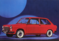 1964年「アウトビアンキ・プリムラ」。エンジン横置きFF方式、スタイリングともに1962年に登場した「モーリス1100」に始まるアレック・イシゴニス設計のADO16の影響がうかがえるが、ジアコーザ式FFレイアウトとテールゲートの採用がポイント。当初は3ドアハッチバックのみだったが、後れてテールゲートのない2ドア／4ドアセダンと2ドアクーペ、次いで5ドアハッチバックが追加された。