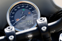 「エンデューロ・パッケージ・プロ」装着車では、ライディングモードに「エンデューロ・プロ」が追加される。このモードでは、スロットルレスポンスが「ロード」モードと同じダイレクトなものとなり、またトラクションコントロールとフロントABSの介入を、最小限に抑制。リアABSを含め、そのほかの制御機能はすべてオフとなる。