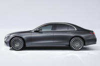 新型「メルセデス・ベンツEクラス」のサイドビュー。フロントボンネットの長い伝統的なセダンスタイルが形づくられたのには、FRの駆動方式が長く主流だったこともかかわっている。