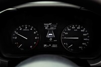 メーターパネルは2眼式で、中央に4.2インチマルチインフォメーションディスプレイを装備。上位グレードとは異なりホワイトリング照明はつかないが、機能面でのちがいはない。