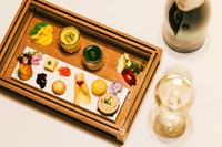 リゾナーレ トマムのレストラン「OTTO SETTE（オット・セッテ）」では郷土の素材にこだわったイタリアンが提供される（写真は“宝石箱”と名付けられた前菜）。上質な食で、ウインタードライブは一段と楽しくなる。