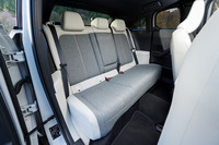 後席を日常的に使う人に薦めるクルマではないが、空間としてはそれほど窮屈ではない。不満があるとすれば背もたれが立っていることと乗り降りがしづらいこと、窓が開かないことくらいだ（3つあれば十分だが）。