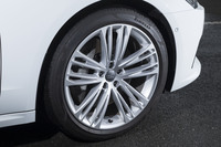 「5ツインスポークVデザイン」と名付けられた20インチアルミホイール。タイヤはピレリの「Pゼロ」が組み合わされていた。