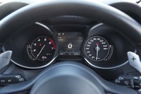 計器盤はオーソドックスな2眼タイプで、エンジン回転計と速度計の間（中央）には、マルチインフォメーションディスプレイがレイアウトされる。