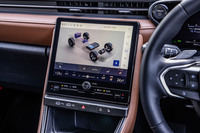 センターモニターは9.8インチのタッチディスプレイで、カーナビや空調、オーディオなどの操作が行える。“マークレビンソン”プレミアムサラウンドサウンドシステムを選ぶと、アクティブノイズコントロールが同時装着される。