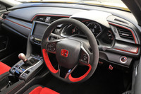 内装では、ダッシュボードアウター防音材やルーフライニングを省くことで軽量化。そうした変更点もあって、走行時には標準仕様の「タイプR」よりもエンジンサウンドが室内に響き渡るという。