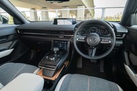 「開放感に包まれる」をテーマに、水平基調を強めてワイド感を強調したインテリア。グレーとブラックのコンビカラーが標準で、「モダンコンフィデンス」と名づけられた写真のホワイト内装はオプション。