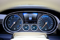 メーターパネルは、アナログ表示の4眼式。中央の液晶モニターで、燃費をはじめとする車両情報が確認できる。