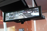 2020年の早い段階での市場投入が予定されている次世代「インテリジェントミラー」。暗い夜道でも、まるで昼間のように後続車両の姿を映し出す。