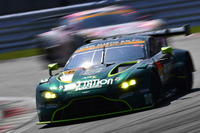 「D'station Racing AMR」チームの「ヴァンテージGT3」。ダレン・ターナー選手は、ピレリ・スーパー耐久シリーズで、このマシンのステアリングを握り、鈴鹿戦では優勝、続くSUGO戦で3位という成績に貢献している。