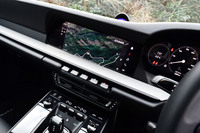 PCM（ポルシェ・コミュニケーション・マネジメントシステム）と呼ばれるインフォテインメントシステムを標準装備。目的地のオンライン検索機能やリアルタイム交通情報などが利用できる「ポルシェコネクトプラス」も備わっている。