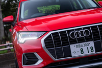 デイタイムランニングライトやロー／ハイビーム、ポジショニングライト、スタティックコーナリングライト、オールウェザーライトなどを1ユニット化したLEDヘッドランプを搭載。試乗車に装備されていた、夜間走行の状況に合わせ照射範囲を自動制御する「自動ダイナミックヘッドライトレンジコントロール機能」は、「アシスタンスパッケージ」に含まれるオプション。