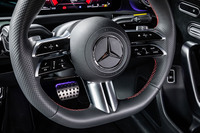 3本ツインスポークステアリングホイールのスポーク部分に、センターディスプレイのタッチ式コントローラーやACCの作動スイッチなどが内蔵されている。