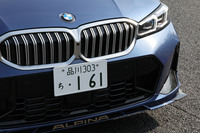 左右に小さなカナードとスプリッターが備わったフロントスポイラーを採用。そのセンターには「GT」モデル専用となる「オロ・テクニコ」のカラーで仕上げられた「ALPINA」の立体的なロゴが備わる。