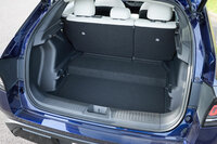 ラゲッジスペースは最大幅が1100mm、床面の奥行きが861mmで、ゴルフバッグ2個を積める空間を確保。販売店オプションでトノカバーやフレキシブルラゲッジボードが用意される。