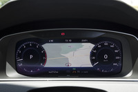 「アクティブインフォディスプレイ」の液晶サイズは12.3インチ。写真でマップが表示されているところには、先進安全装備の作動状況やオーディオの情報などを表示させることもできる。