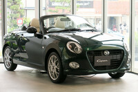 報道陣に披露された「コペン20周年記念特別仕様車」。口角の上がったフロントグリルの上部には、コペンの「C」エンブレムではなく、ダイハツの「D」エンブレムが付く。