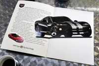 いつもメンテナンスでお世話になっているコレクションズにて、当時モノの貴重なカタログを発見！ ワタクシのバイパーのカラーリングって、純正だったのね。ブラックにシルバーのストライプなんて見かけないから、てっきりリペイントされたものだと思ってました。