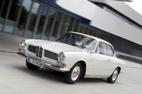 1961年にデビューした「BMW 3200CS」。初期のジウジアーロのデザインで、ボディーサイズは全長×全幅×全高＝4850×1760×1470mm、ホイールベースは2835mm。