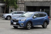 「アドバンス」のWLTCモード燃費は14.0km/リッター。詳細を見ると、市街地モード（WLTC-L）では11.2km/リッター、郊外モード（WLTC-M）では14.2km/リッター、高速道路モード（WLTC-H）では16.0km/リッターとなっている。高速道路および郊外モードでの燃費は2.5リッターガソリン車に一歩ゆずるものの、市街地モードの好成績によってそれを取り返している形だ。