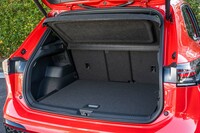 5人乗車時の荷室容量は、従来モデルより37リッター大きい652リッター。4：2：4分割式の後席をたたむと、最大で1650リッターまで拡張できる（ともにVDA値）。